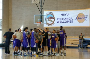 lakers huddle_sm